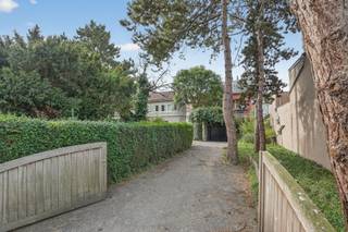 Well maintained villa on a spacious plot with an exceptional location. Modern finished family home with 3 bedrooms, driveway and a sunny oriented...