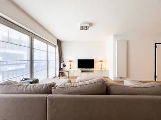 Dit ruime en aangename appartement is uitstekend gelegen in een rustige zijstraat van de Lippenslaan, op wandelafstand van het centrum, winkels en horecazaken. Gelegen in een recent gebouw, biedt het appartement een mooie combinatie van ruimte, comfort en een praktische indeling.<br /><br />Bij het betreden van het appartement komt u in de inkomhal met vestiaire en een afzonderlijk gastentoilet. De ruime leefruimte sluit aan op de volledig uitgeruste keuken, die voorzien is van alle nodige comfort. Aansluitend aan de keuken bevindt zich een praktische wasplaats met voldoende plaats voor een wasmachine en droogkast.<br /><br />Het appartement beschikt over twee volwaardige slaapkamers, rustig gelegen aan de achterzijde van het gebouw. Beide slaapkamers geven rechtstreeks uit op het aangename, zuidgerichte terras. De eerste slaapkamer beschikt over een ensuite douchekamer, terwijl de tweede slaapkamer gebruik kan maken van een afzonderlijke ruime badkamer.<br /><br />Daarnaast beschikt het appartement over een privatieve kelderberging, ideaal voor het veilig opbergen van fietsen, strandmateriaal en andere persoonlijke spullen.<br /><br />Mogelijkheid tot aankoop van een autostaanplaats/garagebox in de nabije omgeving!<br />Stedenbouwkundig uittreksel en maatregelenregister in aanvraag.<br /><br />Aarzel niet om ons te contacteren voor meer info: tel.: 050 62 44 14 of via knokke@immax.be