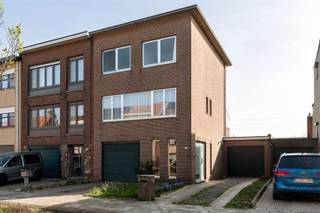<p>Ideaal gelegen nabij Oude Landen, Hof de Bist, station Ekeren en fietsostrade.</p><p>Indeling: inkomhal, garage met elektrische poort, wasruimte en bijkomende garage naast de woning, ruime tuin.<br />V1: Leefruimte vooraan met haard, keuken met ingebouwde toestellen en ontbijthoek, terras met tuintrap en gastentoilet.<br />V2: 3 slaapkamers op tapijt/laminaat (14/11/8m2), badkamer met ligbad, toilet en lavabo.</p><p>Extra's: <br />* Twee garages<br />* Vernieuwde condenserende CV ketel op gas (2021)<br />* Bijkomend stuk achtergelegen grond in huur (NMBS) met achteringang<br />* Mits opfrissing een ideale woning met voldoende ruimte</p><p><br />Info/bezoek: 03/283 83 00 - noord@sinjoor.be</p>