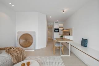 <strong>Lichtrijk nieuwbouwappartement met vrij zicht over het Van Bunnenplein en de zee.</strong><br /><br />Het mooie afgewerkte appartement beschikt over een inkom met vestiaire, die doorloopt in de lichtrijke leefruimte dat stijlvol werd ingericht. de zithoek sluit naadloos aan op het zonnige terras en biedt een aangename leefomgeving.<br />Grenzend aan de living bevindt zich de afgewerkte open keuken, perfect geïntegreerd in het geheel.<br /><br />Het appartement telt twee slaapkamers, beide met toegang tot een aangenaam zonneterras en uitgerust. De slaapkamers werden voorzien van ingemaakte kasten voor ieders gemak.<br />De moderne douchekamer is voorzien van een dubbele wastafel.<br />Een aparte berging biedt plaats voor een wasmachine.