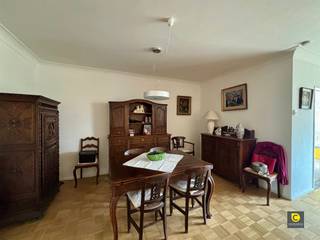 <p><span>Ruim 2-slaapkamerappartement op zeer centrale locatie</span></p><p><span>Het appartement is gelegen in een zijstraat van de Fruithoflaan op wandelafstand van de Delhaize. Verder beschikt de Fruithoflaan over alle voorzieningen alsook openbaar vervoer en snelwegen zijn makkelijk te bereiken. Bovendien is de Fruithoflaan recent heraangelegd met een mooi fietspad en zijn er verschillende parken in de directe omgeving. </span></p><p><span> </span></p><p><span>Het  appartement met veel lichtinval heeft volgende indeling:<br /><br /></span></p><p><span>Inkomhal &amp; berging:</span></p><p><span> </span></p><p><span>U komt het appartement binnen via de inkomdeur. U betreedt direct de inkomhal dat voorzien is van ruime vestiaire kasten. Tevens is hier ook de handige bergruimte aanwezig en een apart toilet.</span></p><p><span> </span></p><p><span>Leefruimte &amp; keuken:</span></p><p><span>Zowel via de keuken als via de leefruimte heb je toegang tot het terras. Deze is oost gericht.</span></p><p><span>De keuken is uitgerust met een keramische kookplaat met dampkap.</span></p><p><span>De lichtrijke leefruimte is van een mooie parketvloer.</span></p><p><span> </span></p><p><span>Badkamer en slaapkamers:</span></p><p><span>Beide slaapkamers geven toegang tot het terras dat aan de achterzijde gelegen en west gericht is.</span></p><p><span>De badkamer is gerenoveerd in 2023 en is voorzien van een inloopdouche, dubbele lavabo en handdoekradiator.</span></p><p><span> </span></p><p><span>Kelder:</span></p><p><span>Er is een ruime ondergrondse kelder aanwezig.</span></p><p><span> </span></p><p><span>Huurprijs &amp; beschikbaarheid:</span></p><p><span>Huurprijs</span><span>: €850,00 / maand</span></p><p><span>Maandelijkse kosten:</span><span> €250,00 - verbruik water en centrale verwarming + verbruik gemeenschappelijke kosten</span></p><p><span>Beschikbaar</span><span>: 01/06/2026</span></p><p><span> </span></p><p><span>Extra troeven: </span></p><p><span>- Gunstig EPC </span></p><p><span>- Centrale ligging </span></p><p><span>- Groot terras</span></p><p><span>- 2 slaapkamers</span></p><p><span> </span></p>