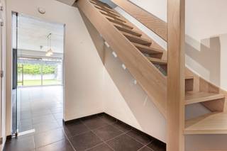 Rustig gelegen in het centrum van Lauwe ….Pal in het centrum van Lauwe vinden we deze woning, gebouwd in 2016, terug.Vanuit de inkomhal met mooie...