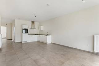 DEZE ASSISTENTIEWONING IS TE BEWONEN VANAF +65Jaar OF MINDERVALIDEN - 65Jaar, TEVENS OOK IDEAAL VOOR INVESTEERDERS.<br /><br />Op een uiterst rustige en autoluwe locatie in Hoboken (Groen Zuid) bevindt zich deze erkende, lichtrijke assistentiewoning op de tweede verdieping van het moderne complex 'Zilverlinck'.<br /><br />Het gebouw is volledig drempelloos en uitgerust met een lift.<br />De professionele zorgdiensten en exploitatie worden hier met de grootste zorg omkaderd door Zorgbedrijf Antwerpen.<br /><br />Het appartement is gelegen in de Roodenbekehoek, een doodlopende straat die absolute rust en veiligheid garandeert.<br />Een unieke troef is de ligging vlak naast een medische groepspraktijk, waardoor artsen en zorgverleners letterlijk om de hoek bereikbaar zijn.<br /><br />Indeling en comfort:<br /><br />Bij het betreden van de woning komt u terecht in de inkomhal, die voorzien is van een praktische ingemaakte vestiairekast.<br />De flat beschikt over een zeldzame troef binnen dit segment: maar liefst 2 ruime slaapkamers.<br />De badkamer is apart ingericht en volledig afgestemd op comfort en toegankelijkheid.<br /><br />Dankzij de grote raampartijen geniet het appartement van zeer veel lichtinval.<br />De leefruimte sluit naadloos aan op de open keuken, die volledig is uitgerust met een kookplaat, dampkap, koelkast en een vaatwasser.<br />De verwarming is individueel op gas.<br /><br />Buitenruimte en uitzicht:<br /><br />Grote eyecatcher is de achterzijde van het appartement. Hier heeft u toegang tot een groot, zuidgericht terras van 7,4 m². U geniet hier de hele dag van de zon en kijkt bovendien uit op het prachtige, achterliggende groen.<br /><br />Extra troef:<br /><br />Er is bovendien de comfortabele mogelijkheid tot het optioneel aankopen van een private ondergrondse autostaanplaats (nr. 16).<br />Ideaal voor senioren die zelfstandig willen wonen met een gerust gemoed, of als waardevaste investering met interessante fiscale voordelen (zoals vrijstelling van onroerende voorheffing).<br /><br />Update Technische Kenmerken<br /> <br /> <br />	 Buitenruimte: Zuidgericht terras (7,4 m²) <br />	 Oriëntatie: Zuid <br />	 Uitzicht: Groen / Achteraan <br />	 zorgcomponent 12.82€/dag via het zorgbedrijf (verplicht) <br /> <br /> Interesse in deze serviceflat? Neem dan contact op met VB vastgoed op het nummer 03 337 50 70 of via info@vbvastgoed.be