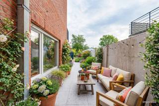<p><span>Dit </span><span>volledig gerenoveerd appartement </span><span>(2025) staat te koop aan de Kaaldries op een </span><span>centrale locatie</span><span> en op wandelafstand van het </span><span>centrum van Hamme</span><span>. Supermarkten, scholen, openbaar vervoer en invalswegen zijn </span><span>vlot bereikbaar</span><span>. </span></p><p><span>Dit leuke appartement telt heel wat positieve kenmerken gezien dat het gelegen is in een kleinschalig appartementsgebouw van drie units dewelke juist een totaalrenovatie is ondergaan. Het beschikt over </span><span>een ruime tuin van +/-80m² </span><span>met bijhorende tuinberging, twee lichtrijke slaapkamers, een </span><span>EPC label C (tuinberging niet geïsoleerd)</span><span> en een </span><span>bewoonbare oppervlakte</span><span> van </span><span>71m² </span><span>(cfr. EPC).</span></p><p><span>indeling</span><span>:</span></p><p><span>- ruime, lichtrijke woonkamer </span></p><p><span>- open keuken dewelke volledig geïnstalleerd is met een inductie kookplaat, oven, ijskast, etc.</span></p><p><span>- eerste slaapkamer 7.3m²</span></p><p><span>- nachthal</span></p><p><span>- technische berging met voorzieningen voor wasmachine en droogkast.</span></p><p><span>- badkamer voorzien van een inloopdouche, toilet en enkele wastafel</span></p><p><span>- tweede slaapkamer 14.5m²</span></p><p><span>- tuin met bijhorende berging</span></p><p><span>Troeven</span></p><p><span>- centrale ligging in Hamme</span></p><p><span>- zeer lichtrijke leefruimte met open keuken</span></p><p><span>- recent gerenoveerd gebouw van 2025</span></p><p><span>- EPC label C</span></p><p><span>- precad in opmaak</span></p><p><span>Ben jij geïnteresseerd in dit centraal én instapklaar appartement te koop in Hamme, ben je op zoek naar ander vastgoed, een investering of wens je de waarde van jouw eigendom te kennen? Dan ben je bij BOLT Immo aan het juiste adres! Wij helpen jou graag verder.</span></p>