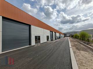 <strong>Nieuwbouw KMO-unit </strong>met een oppervlakte van 307 m² en<strong> 2 privatieve parkeerplaatsen</strong> te koop op bedrijventerrein 'De Schatting', op amper 300 m van de Torhoutsesteenweg met een vlotte verbinding naar de E403 op- en afrit Ruddervoorde (4,5 km).<br /><br />De <strong>casco opslagruimte</strong> (brandklasse C) met een vrije hoogte van +/- 6,5 m is opgebouwd uit een staalconstructie in combinatie met een betonplint en geïsoleerde sandwichpanelen. De loods is toegankelijk via een automatische sectionale poort (4,50 m B x 4,20 m H) met aparte toegangsdeur en glaspartij, lichtstraat en polybetonvloer. Bovendien laat de dakstructuur het toe om zonnepanelen te plaatsen (15 KG/m²). Aanwezigheid van een regenwater- en septische put. <br /><br />Het bedrijfsgebouw maakt deel uit van de gloednieuwe ontwikkeling "Zilleghem Park" bestaande uit <strong>24 KMO-units met oppervlaktes van 159 m² tot 335 m²</strong>, samenvoegbaar tot 1.546 m². <br />Het magazijn aan de kop van het project is voorzien van <strong>164 m² lichtrijke kantoorruimte</strong> op de eerste verdieping. Alle loodsen zijn geschikt voor productie, stockage, ... Per opslagruimte zijn er minstens twee privatieve parkeerplaatsen voorzien. <strong>Voorziene oplevering Q4 2025</strong>.<br /><br />Contacteer <strong>PANORAMA B2B</strong> voor bijkomende (technische) inlichtingen, plannen of een vrijblijvend plaatsbezoek 0479 70 70 73.