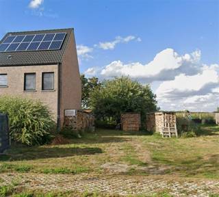 <p><span>Goedgelegen bouwgrond: </span></p><p><span> </span></p><p><span>Enkel eengezinswoningen (incl. zorgwoningen) zijn toegelaten. Woningsplitsing is niet toegestaan.</span></p><p><span>Complementaire functies (kantoor, vrij beroep, handel, horeca, dienstverlening of ambacht) zijn mogelijk tot max. 100 m², mits ondergeschikt aan wonen.</span></p><p><span> </span></p><p><span>Open en halfopen bebouwing toegestaan.</span></p><p><span>Bouwzone hoofdgebouw: 17 m diep vanaf de voorgevel.</span></p><p><span>Max. kroonlijsthoogte 7 m, nokhoogte 11 m, dakhelling tot 45°.</span></p><p><span>Gelijkvloers + verdieping + dakverdieping mogelijk.</span></p><p><span>Max. bouwdiepte gelijkvloers: 17 m.</span></p><p><span>Garage, carport of berging toegestaan (zonder woonfunctie).</span></p><p><span> </span></p><p><span> </span></p><p><span> </span></p><p><span> Belangrijk: dit is een samenvatting. De officiële voorschriften zijn bepalend. </span></p>