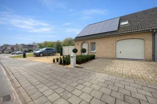 <p><strong>Te koop: luxe halfopen woning nabij het centrum van Menen en vlak bij het park.</strong></p>

<p>Deze woning uit 1990 biedt een aangename combinatie van rust en bereikbaarheid. Met een ruime zuidwestgerichte tuin geniet u van veel buitenruimte en zon. De veranda met zonnewering maakt het mogelijk om het hele jaar door van de tuin te genieten.</p>

<p><strong>Belangrijkste ruimtes:</strong><br />• Inkomhal<br />• Living met veel lichtinval<br />• Volledig uitgeruste keuken met inductiekookplaat, oven, microgolf, koelkast, vaatwasser en dampkap<br />• Badkamer met inloopdouche, toilet<br />• Berging<br />• Apart toilet<br />• Zuidwestgerichte tuin (430 m²)<br />• Garage<br />• Kruipzolder<br />• Tuinhuis<br />• Veranda met zonnewering<br />• 3 slaapkamers</p>

<p><strong>Troeven:</strong><br />• Ruime zuidwestgerichte tuin van 430 m²<br />• Nabij het centrum en vlak bij het park<br />• Veranda met zonnewering voor optimaal buitencomfort</p>

<p>Neem vandaag nog contact op met uw ERA-makelaar voor een bezoek.</p>

<p>JOUW DROOMHUIS. ZO GEVONDEN!</p>