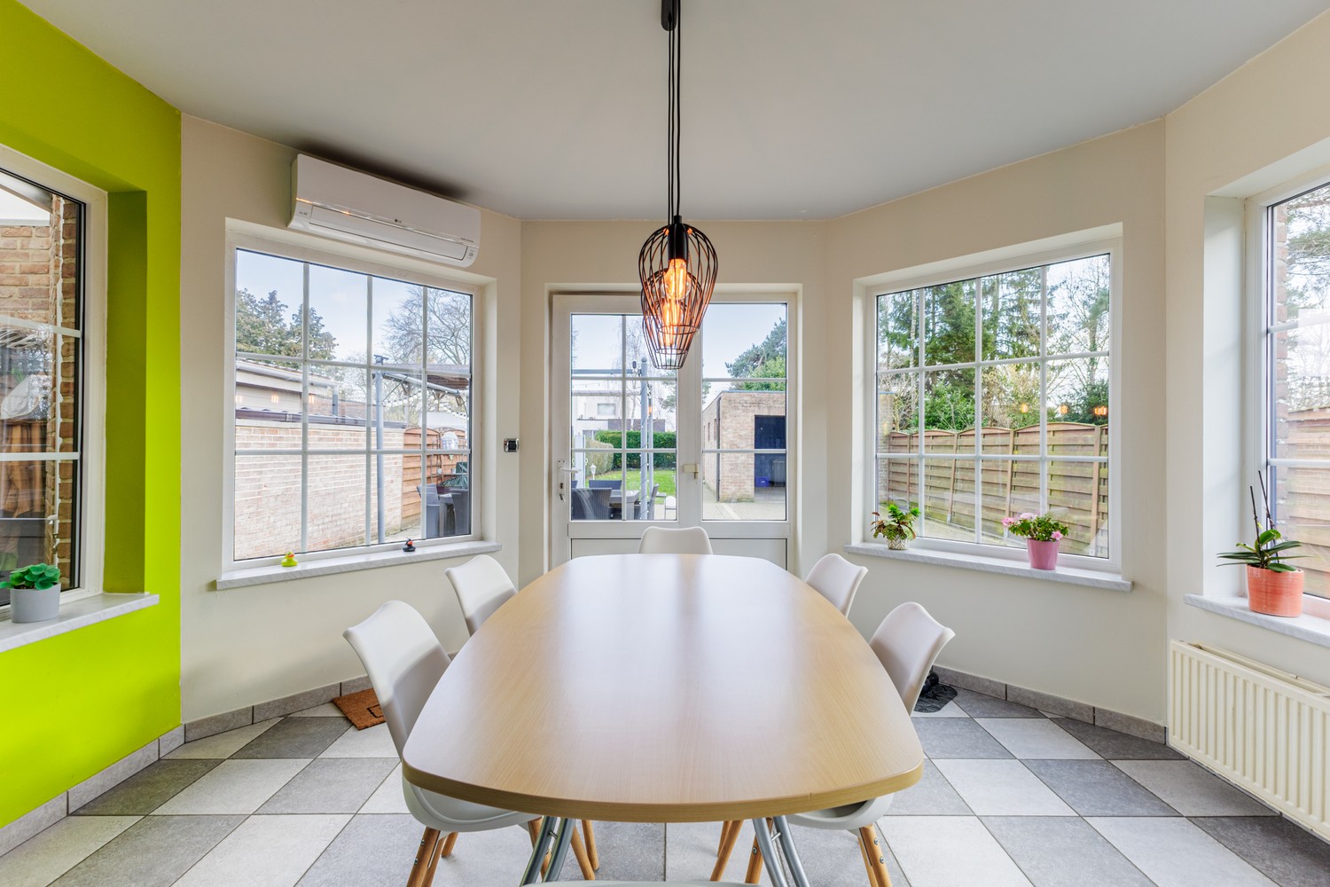 Instapklare, energiezuinige halfopen woning met 4 SLPK's, tuin & ruime garage - foto 1