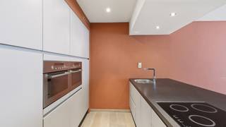 Mooi gelijkvloers appartement met 2 slaapkamers in het hart van Blankenberge. De locatie is zonder twijfel een enorme troef: slechts enkele passen verwijderd van de commerciële winkelstraat maar toch rustig gelegen net buiten het bruisend centrum. Alle voorzieningen in de nabije omtrek en alles op wandelafstand bereikbaar. <br /><br />Het appartement werd vernieuwd in 2012 en beschikt over een gunstig energielabel (C) en een asbestveilig attest.<br /><br />Indeling:<br />Mooie & ruime woonkamer met een warme vloer, een kwalitatieve open keuken met kookeiland, een verzorgde badkamer met douche en ligbad, een apart toilet en 2 slaapkamers. <br />Verder nog een knusse patio dat mits wat aankleding heerlijk kan benut worden (zie voorbeeld tussen de foto's). <br />In de kelderverdieping geniet u nog van een extra grote berging waar u plaats hebt voor WM/DK, extra opslag, etc. …<br /><br />Een mooi aanbod op een goede locatie.<br /><br />Bezoeken of meer informatie?<br />Contacteer Sacha Vanrafelghem op GSM 0487/43.79.10.