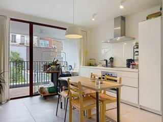 Kruideniersstraat 4/202: Energiezuinig appartement op centrale locatie, indeling als volgt:
Inkomhal met apart toilet, 2 slaapkamers, badkamer met douche, aparte keuken, leefruimte en terras.
Gelegen aan de Oude Beestenmarkt, op wandelafstand van Zuid en de Vlasmarkt.
€1100+ €80 excl. EGW
Beschikbaar vanaf 15/09