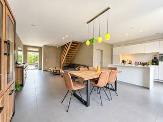 In een recente, rustige woonwijk met groenzones, petanqueplein, speeltuin... vindt u deze moderne woning uit 2016.<br />De combinatie van een aangename indeling, een mooie tuin en energiezuinige technieken maakt dit een ideale thuis voor wie comfortabel wil wonen.<br /><br />Via de inkom met gastentoilet komt u in de ruime leefruimte met een open, ingerichte keuken met kookeiland en ingebouwde toestellen.<br />De woning beschikt over drie slaapkamers en een badkamer met ligbad, afzonderlijke douche en dubbele lavabo.<br />Verder zijn er twee toiletten en een garage.<br /><br />Het terras en de mooie tuin bieden alle ruimte om buiten te ontspannen.<br />De tuin is ook achteraan bereikbaar via een poortje dat uitgeeft op een wegeltje, handig voor fietsen en tuinmateriaal.<br /> 
<ul>
	<li>energiezuinig wooncomfort met een EPC van 44 kWh/m² per jaar</li>
	<li>zonnepanelen</li>
	<li>warmtepomp met diepteboring</li>
	<li>ventilatiesysteem D</li>
	<li>vloerverwarming/koeling en driedubbele beglazing</li>
	<li>regenwaterput</li>
	<li>Bouwjaar: 2016 — Kadastraal inkomen: € 702</li>
</ul>
Interesse? Ontdek deze woning tijdens een bezoek op afspraak.