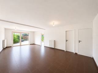 <p><span>GELIJKVLOERS APPARTEMENT MET ZALIG GROOT TERRAS</span></p><p><span> </span></p><p><span>Op de gelijkvloerse verdieping van deze kleinschalige residentie komt dit appartement aanzetten met veel woonruimte en zalig veel zonlicht.</span></p><p><span>De mooie leefruimte houdt vlot contact met het aangenaam zuidgericht terras.  <br />Aansluitend geniet ook de keuken (in afwerkingsfase) van mooie afmetingen, er is een degelijke inrichting met kasten en toestellen.  <br />Naast de keuken is een grote wasberging. </span></p><p><span> </span></p><p><span>Er is 1 slaapkamer, een apart toilet en een nette badkamer </span></p><p><span> </span></p><p><span>Praktische carport achterliggend, afgesloten van de straat.</span></p><p><span> </span></p><p><span>ZALIG TERRAS<br />WARME GEZELLIGHEID<br />HEEL VEEL LICHT EN ZON</span></p>