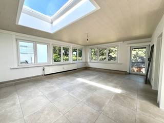 Lichtrijk recent gerenoveerd 1 slaapkamer-appartement gelegen op de eerste verdieping van een kleinschalige residentie te Wachtebeke.<br />Winkels, scholen, openbaar vervoer e.d. bevinden zich in de nabije omgeving. <br /><br />Het appartement omvat een lichtrijke leefruimte met open ingerichte keuken, ruime slaapkamer, badkamer met wastafel en douche, afgescheiden toilet, een balkon en een kelderberging. <br />Tevens is het appartement uitgerust met rolluiken en vliegenramen. <br /><br /><strong>Beschikbaar per 01/08/2025.</strong><br />Provisie gemeenschappelijke kosten: €25/maand. <br /><br />Een bezoek kan <strong>uitsluitend</strong> via onze website aangevraagd worden: https://www.vastgoeddevos.be/te-huur, klik het pand aan en klik vervolgens op "vraag hier uw bezoek aan". <br />