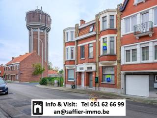 Info & Visit: 051 62 66 99 - In het rustige Izegem vind je deze charmante woning, gelegen op een perceel van 136 m². De woning biedt een bewoonbare oppervlakte van 180 m², met een gezellige, zuidgerichte tuin. De buurt is aangenaam en rustig, met alle nodige voorzieningen en scholen binnen handbereik. Dankzij de degelijk onderhouden staat is de woning instapklaar, wat het verhuizen een stuk eenvoudiger maakt. Binnen kom je terecht in een doordachte indeling verspreid over meerdere verdiepingen. Op het gelijkvloers vind je de leefruimte en de keuken, beide met voldoende lichtinval. Op de eerste verdieping zijn twee ruime slaapkamers voorzien, evenals een eerste badkamer en een extra ruimte die kan dienen als bureauruimte of extra slaapkamer. Op de tweede verdieping bevindt zich de masterbedroom met eigen badkamer uitgerust met douche, lavabo en een eigen toilet. De combinatie van authentieke elementen en recente renovaties geven de woning karakter zonder in te boeten aan comfort. Verder zijn er ook garages te huur verder in de straat. Deze woning heeft niet alleen een gezellige tuin en tal van authentieke accenten, maar ook een interessante ligging dicht bij het centrum en de uitvalswegen.Voor de beschrijving en de wettelijke informatieplicht (art.5.2.6 VCRO en Watertoets, EPC, EPC-nummer,…) verwijzen we naar de advertentie op de website van Immo Saffier te bereiken via - https://www.saffier-immo.be/nl - waar u ook andere interessante panden kan terugvinden. De inhoud van deze advertentie valt onder de uitsluitende aansprakelijkheid en verantwoordelijkheid van Saffier Immo, An Vangaever BIV 512 837, die ons deze advertentie heeft aangeleverd. Klachten of opmerkingen over de inhoud dienen rechtstreeks aan Saffier Immo kenbaar gemaakt worden via e-mail: - an@saffier-immo.be -