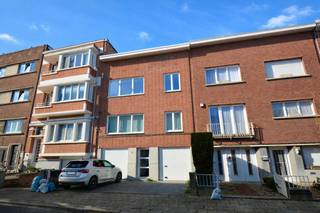 Recent gerenoveerd appartement met veel lichtinval gelegen op de 2de verdieping (geen lift aanwezig), bestaande uit: ruime inkomhal met plaats voor vestiairekast en mooie glazen deuren naar woonkamer op parket; open en volledig uitgeruste keuken voorzien van keramische kookplaat, dampkap, oven, vaatwasser en koelkast; 2 slaapkamers; badkamer voorzien van inloopdouche, lavabomeubel en toilet. Voorts beschikt het appartement nog over een balkon aan de achterzijde van het gebouw Op het gelijkvloers is een garagebox inbegrepen, alsook een autostaanplaats voor de poort en een zeer ruime berging (circa 12 m²) met aansluitingen voor wasmachine. Gemeenschappelijke stadstuin/terras. Provisie onkosten 15 euro per maand. Individuele nutsmeters en centrale verwarming op aardgas. EPC: 125 kWh/m². Beschikbaar vanaf 1 juni 2026.