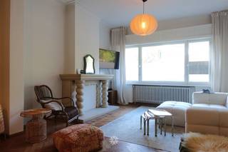<p><span>Patijntjestraat: Op zoek naar een</span><span> authentiek appartement met tuin te huur nabij Gent Station? </span><span>Dan is dit pand mogelijk iets voor u.</span></p><p><span> </span></p><p><span>De belangrijkste troeven in een notendop:</span></p><ul><li><span>Ruime en zonnige tuin</span></li><li><span>Gunstige locatie tussen Station Gent-Sint-Pieters en stadscentrum</span></li><li><span>Gelegen in een rustige groene straat, nabij de blaarmeersen</span></li><li><span>Droge kelderberging </span></li></ul><p><span> </span></p><p><span>Indeling:</span></p><p><span>Inkomhal, ruime leefruimte met houten vloeren en authentieke schouw, zonnige tuin, uitgeruste keuken, berging/veranda met aansluiting wasmachine, 1 slaapkamer, badkamer met douche en lavabo, apart toilet. </span></p><p><span>Ruime droge kelderberging.</span></p><p><span> </span></p><p><span>Huurprijs: € 995 + € 125 (eigen water en verwarming ). Elektriciteit afzonderlijk af te rekenen. </span></p><p><span>Beschikbaar vanaf 15/10/2026. Domicilie verplicht.</span></p><p><span> </span></p><p><span>Neem contact op met Axel Lenaerts makelaars voor een bezoek via onze website.</span></p><p><span> </span></p><p><span> </span></p>