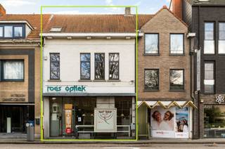Op zoek naar een pand waar je wonen en werken kan combineren, of een interessante investering met toekomst? Dan is dit veelzijdige handelshuis op de Kapelsesteenweg in Ekeren absoluut het ontdekken waard. Dankzij de centrale en commerciële ligging met een mooie passage en visibiliteit, vormt dit pand de ideale uitvalsbasis voor zowel zelfstandigen als investeerders.<br /><br />Het gelijkvloers is momenteel ingericht als brillenwinkel, maar biedt tal van mogelijkheden voor een andere commerciële invulling zoals een kantoor, praktijkruimte, showroom of winkel. De grote raampartijen zorgen voor een aangename lichtinval en maken van dit niveau een uitnodigende en zichtbare handelsruimte. Achteraan bevindt zich bovendien een gezellige stadstuin, een onverwachte troef die zowel privé als professioneel kan worden benut.<br /><br />Op de eerste en tweede verdieping bevindt zich een casco duplex appartement dat volledig naar eigen smaak en noden kan worden afgewerkt. Dit biedt bijzonder veel flexibiliteit: je kan hier zelf wonen in combinatie met je zaak, of kiezen voor een aparte woonentiteit met verhuurmogelijkheden en dus extra rendement. De structuur is aanwezig, maar de afwerking laat je toe om het pand volledig naar jouw visie in te richten.<br /><br />Nog een laatste en zeer belangrijke troef is de achteringang via een poort langs de Oudebaan, een duidelijke meerwaarde voor zowel privé als professioneel gebruik.<br /><br />Dit is een pand met karakter, ruimte en vooral potentieel. Ideaal voor wie opportuniteiten ziet en zelf de invulling wil bepalen. interesse? Info@neonvastgoed.be of 03/336.88.88