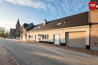 In het groene Schelderode, een deelgemeente van Merelbeke, vinden we dit instapklare appartement met twee slaapkamers en een terras. Op deze...