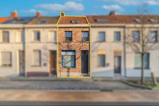 Deze op te frissen woning is gunstig gelegen nabij belangrijke invalswegen en niet ver van centrum Kortrijk. Met een EPC-score C en conforme elektriciteit is dit een interessante opportuniteit, zowel voor eigen bewoning als voor wie op zoek is naar een investering.<br /><br />De woning beschikt over een praktische en aangename indeling. Via de inkomhal komt u in de lichtrijke leefruimte met aansluitend de woonkamer, eetkamer en keuken. De badkamer bevindt zich op het gelijkvloers. Op de eerste verdieping bevinden zich twee volwaardige slaapkamers. De zolderverdieping, bereikbaar via een vaste trap, is ingericht als derde slaapkamer.<br /><br />Bent u op zoek naar een woning met een doordachte indeling, op een strategische ligging, mét heel wat mogelijkheden? Dan is deze woning precies wat u zoekt!<br /><br />TROEVEN:<br /><br />- Elektriciteit conform AREI<br />- EPC C<br />- Vlotte bereikbaarheid<br />- Interessante investeringsopportuniteit<br /><br />Interesse in deze woning? Contacteer dan snel Vlaemynck vastgoed<br /><br />REF: AI/26013/K