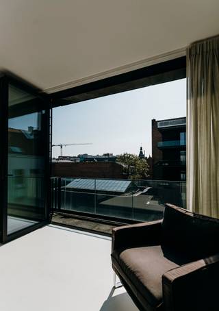 Deze <strong>zonnige loft gelegen nabij het Theaterplein, </strong>munt uit door het hedendaags comfort. <br /><br />De strak aandoende gietvloer van Bolidt werd tot in de doucheruimte doorgetrokken wat het onderhoud beperkt. <strong>De van muur tot muur te</strong> <strong>openen vouwschuifdeuren </strong>vormen elke woonruimte om tot een aangename wintertuin om te genieten van de stilte en het zonlicht in hartje Antwerpen. <br /><br />De woonruimte geeft uit op een groene binnentuin. Omvattende een inkomhal met vestiaire, en apart toilet, living, keuken, 1 badkamer met ligbad, toilet, en lavabo, 2 slaapkamers.<br /><br /><strong>Inclusief kelderberging nr 4. </strong><br /><br />Mogelijkheid tot huren van een <strong>ondergrondse autostaanplaats nr 5 aan 120 EUR / maand </strong>met mogelijkheid om een elektrische laadpaal te installeren. <br /><br /><strong>Troeven: </strong><br /><strong>- Huren via vennootschap is mogelijk</strong><br /><strong>- Energiezuinig met label A</strong>