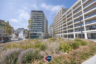 <br />Ontdek dit ruim appartement op de tweede verdieping van Residentie Icon III, een standingvol gebouw nabij het bruisende hart van Oostende. Dankzij de gunstige hoekligging geniet het appartement van een overvloed aan natuurlijk licht en een aangenaam ruimtelijk gevoel. De hoogwaardige afwerking, het doordachte ontwerp en de kwalitatieve materialen zorgen voor een stijlvolle en comfortabele woonbeleving. De indeling omvat een lichtrijke leefruimte met open keuken uitgevend op een ruim terras, een ruime slaapkamer, een moderne badkamer en praktische berging. Bovendien beschikt u over een private fietsenberging, een absolute meerwaarde in een centrale stadsomgeving. Vanuit deze toplocatie bevinden winkels, restaurants, het openbaar vervoer, de jachthaven en het strand zich op wandelafstand. Hier woont u in alle comfort, midden in het levendige centrum van Oostende. Contacteer ons vandaag voor meer informatie of een bezoek.