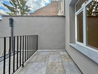 Vlak bij het Dudenpark en op een boogscheut van het Hoogte Honderdplein met al zijn winkels en openbaar vervoer, gelijkvloers appartement gelegen Oscar Van Goidtsenhovenlaan 83, volledig gerenoveerd, bestaande uit een lichtrijke leefruimte, een nieuwe ingerichte keuken met rechtstreekse toegang tot de tuin van ± 50 m², twee slaapkamers en een moderne badkamer met douche in terrazzo. Individuele gasketel en grote privékelder vervolledigen het geheel.<br />Verzorgde hedendaagse afwerking, levendige en vlot bereikbare buurt.<br />Onmiddellijk beschikbaar.<br />Liefde op het eerste gezicht gegarandeerd!