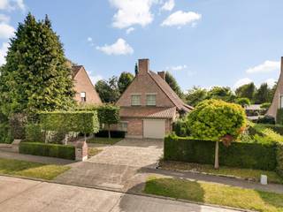 Op een grondoppervlakte van 795 m² vinden we deze instapklare woning te koop met 3 slaapkamers en aparte bureauruimte. Gelegen in de gegeerde collegewijk te Harelbeke. De lichtrijke living, de ruime slaapkamers en de zonnige tuin zijn slechts enkele van de vele troeven. Zoek je immo in Harelbeke? Lees dan zeker verder! Huisindeling:Gelijkvloers:- inkomhal- apart gastentoilet met lavabo - polyvalente ruimte (die kan dienen als slaapkamer, bureauruimte, speelkamer,..) - lichtrijke living met zicht op de tuin - keuken volledig geëquipeerd met kookplaat, dampkap, vaatwas, oven, spoelbak, frigo en inbouwkasten- gezellige eetruimte met toegang tot de tuin- zonnige, volwassen tuin - garage met ruime berging Eerste verdiep:- nachthal- 3 slaapkamers- badkamer uitgerust met inloopdouche en dubbele lavaboExtra troeven:- conforme elektriciteit! - zonnepanelen aanwezig- op wandelafstand van het Provinciedomein De Gavers- nieuwe ketel- regenputten van samen 10.000 liter- aanwezigheid van inbouwkasten Wenst u meer info over deze woning of wenst u een bezoek ter plaatse? Contacteer Michelle Decoutere (0493 25 46 81 - michelle.decoutere@dewaele.com) De eigendom wordt aangeboden via de Pre-sale formule. Van 23/03/2026 om 09:00 tot 28/03/2026 om 12:00 kan u de woning op afspraak komen bezichtigen en een bod uitbrengen. De vermelde prijs is een instelprijs. Voor meer info, gelieve contact op te nemen met de dossierverantwoordelijke.