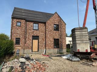 Volledig instapklare nieuwbouwvilla in Zepperen. <strong>Oplevering voorzien in september 2025</strong>.<br /><br />In het charmante Zepperen, deelgemeente van Sint-Truiden, bieden we deze volledig instapklare en afgewerkte nieuwbouwvilla aan, met oplevering gepland in september. De woning biedt meer dan 200 m² bewoonbare oppervlakte op een perceel van iets meer dan 5 are en onderscheidt zich door een hoogwaardige afwerking, energiezuinigheid en een doordachte indeling.<br /><br />De ruime leefruimte baadt in het licht dankzij de grote raampartijen en sluit naadloos aan op de maatwerkkeuken, die voorzien is van een keramisch werkblad, geïntegreerde koffiehoek en veel handige lades. Aansluitend bevindt zich een bijzonder ruime berging met aansluiting voor wasmachine en droogkast. Overal werd gekozen voor zeer kwalitatieve materialen.<br /><br />Op de eerste verdieping bevinden zich drie volwaardige slaapkamers, waarvan één met een royale inloopdressing. Verder zijn er twee volledig uitgeruste badkamers met onder andere een vrijstaand bad, inloopdouche, dubbele lavabo, een derde toilet en een strakke afwerking die luxe en comfort uitstralen. De vaste trap naar de tweede verdieping biedt ruimte voor verdere uitbreiding, zoals extra kamers of een hobbyruimte.<br /><br />Dankzij het bijzonder lage E-peil van 13 komt u in aanmerking voor een aanzienlijke korting op de onroerende voorheffing gedurende vijf jaar. Bovendien werd maximaal ingezet op comfort en hedendaagse technologie: vloerverwarming, een geavanceerd ventilatiesysteem, domotica via Niko Home Control, een waterontharder en stijlvolle verlichtingsarmaturen zijn allemaal reeds inbegrepen.<br /><br />De buitenaanleg is volledig inbegrepen en bestaat uit een verzorgde voortuin, oprit, wandelpad, terras en een ruime tuinberging. Alles werd tot in de puntjes afgewerkt zodat u zonder zorgen kan verhuizen.<br /><br />Deze nieuwbouwwoning vormt de perfecte kans voor wie meteen wil intrekken in een kwalitatieve, volledig afgewerkte woning, zonder jarenlange wachttijd of extra zorgen. U geniet hier van hoogwaardige kwaliteit en modern comfort in een rustige, groene omgeving vlak bij Sint-Truiden. Neem gerust contact op voor meer informatie of een bezichtiging ter plaatse.