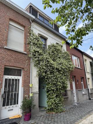 Deze leuke stadswoning is gelegen in de populaire, gezellige wijk Looks. Ze beschikt over een inkomhal, een lichtrijke leefruimte met open keuken,...