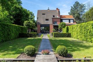 Ruime woning (236 m²) met 5 slaapkamers en garage op een perceel van 915 m² in Kapellen. In deze rustige straat woon je in een groene omgeving tussen...