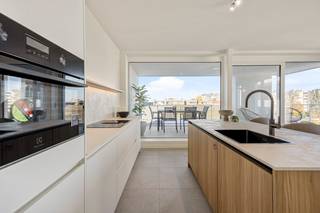 Nieuwbouwproject ‘Elegant Wonen’ biedt een aangename woonomgeving met een centrale binnentuin, in het bruisende Sint-Truiden. In dit nieuwbouwproject in afwerkingsfase hebben we nog enkele prachtige appartementen te koop! Appartement I201 bijvoorbeeld heeft een bewoonbare oppervlakte van 111m2, beschikt over 3 slaapkamers en heeft een aangenaam terras.<br /><br />Ook dit nieuwbouwappartement beschikt over een eigen warmtepomp en PV-panelen om zo uw energiefactuur tot een minimum te beperken. Een groot pluspunt als toekomstige woonst of duurzame en kwalitatieve investering!<br /><br />Voor meer informatie ontvangen we u graag ter plaatse of bij ons op kantoor om dit prachtige project tot in de puntjes toe te lichten. Bel nu Elien Mombaerts op het nummer 0470/38.21.30.