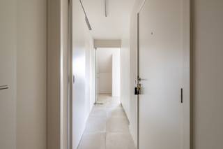 Recent gebouwd in <strong>2017</strong> is dit <strong>energiezuinige luxe appartement</strong> een bezoekje waard.<br /><br />Op het gelijkvloers wordt u verwelkomd in een<strong> ruime inkomhal met gastentoilet</strong>. Verder vindt u hier een <strong>praktische wasplaats</strong> en een extra ruimte die perfect kan dienen als <strong>bureau, hobbykamer of logeerkamer</strong>.<br />De<strong> lichtrijke leefruimte</strong> vormt het hart van de woning en omvat een <strong>gezellige zithoek</strong>, een <strong>ruime eetplaats en een moderne, volledig uitgeruste keuken</strong>.<br />Dankzij de <strong>grote raampartijen</strong> geniet u van een overvloed aan natuurlijk licht en een <strong>prachtig uitzicht</strong>.<br />Aansluitend bevindt zich het <strong>zonnige terras, voorzien van zonnescreens</strong> aan de ramen en een <strong>handige buitenberging.</strong><br /><br />Op de <strong>eerste verdieping</strong> bevinden zich <strong>twee comfortabele slaapkamers, beide uitgerust met airconditioning.</strong> Eén van de slaapkamers beschikt bovendien over een <strong>indrukwekkend panoramisch raam</strong> dat een <strong>uniek uitzicht biedt op de omgeving</strong>.<br />De <strong>stijlvolle badkamer</strong> is ingericht met een <strong>inloopdouche, een lavabomeubel en een toilet.</strong><br /><br />Een extra troef is de <strong>ruime kelderberging van circa 10 m²</strong>, die eenvoudig bereikbaar is via de lift.<br />Achteraan het gebouw bevindt zich de <strong>afgesloten garage</strong>, gelegen op een privatief domein en voorzien van water- en elektriciteitsaansluiting. Deze kan apart aangekocht worden (35.000€). <br />Daarnaast beschikt u over een <strong>gezellige private stadstuin, ideaal om in alle rust te ontspannen.</strong><br />Via het achterliggende domein heeft u rechtstreeks toegang tot de <strong>beukendreef, </strong>waar u kunt genieten van <strong>prachtige vergezichten</strong> en een <strong>groene omgeving</strong>.