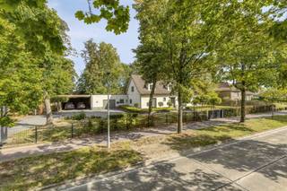<p><span>KLASSEVOL, RUIM LANDHUIS MET GROTE TUIN, BUREAU, CARPORT EN RUIME PARKING.</span></p><p><span>Gelegen langsheen de Lichterstraat in het landelijke Puurs-Sint-Amands. Vlotte bereikbaarheid gegarandeerd dankzij de nabijheid van de N16 en A12.</span></p><p><span> </span></p><p><span>Gelijkvloers: Inkomhal / stijlvol kantoor (18m²) met prachtige inbouw wandkast / sfeervolle en ruime living met veel lichtinval uitgerust met gashaard  (49m²) en airco / prima uitgeruste keuken met moderne toestellen / master bedroom met inbouwkasten (20m²) en airco / grote dressing / comfortabele badkamer met ligbad en douche / wasplaats / ruime garage.</span></p><p><span>1ste verdieping: 3 slaapkamers / hobbyruimte - ontspanningsruimte / badkamer met ligbad en douche.</span></p><p><span>Aangename tuin met leuke terrassen.  </span></p><p><span>Kelder met extra bergruimte.</span></p><p><span>Carport voor 2 wagens en parkeermogelijkheid voor bezoekers.</span></p><p><span>PV-installatie met zonnepanelen.</span></p><p><span> </span></p><p><span>De solide woning werd grondig en vakkundig gerenoveerd en afgewerkt met hoogwaardige materialen.</span></p><p><span>De uitzonderlijke bewoonbare oppervlakte van 352 m² biedt tevens mogelijkheden voor ondernemers op zoek naar een stijlvolle woonst in combinatie met een kantoor of praktijk.</span></p><p><span>Het landhuis werd gebouwd op een uniek perceel bouwgrond met een breedte van circa 54 meter.</span></p><p><span>Op wandelafstand van sportcomplex De Schans (oa. tennis, padel, fitness, gym, voetbal, ruiter en pony-club, zwembad (in nabije toekomst) gelegen.</span></p><p><span> </span></p><p><span> </span></p><p><span> </span></p>