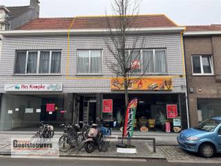 Ruim appartement met 2 slaapkamers gelegen in het centrum van Ekeren. Onmiddellijk Beschikbaar. Het appartement werd helemaal opgeschilderd en is...