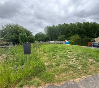 Terrain à bâtir pour maison semi-ouverte à vendre dans un emplacement de choix à Mollem, alliant calme de la nature et accessibilité en train!Il s’agit d’un terrain de 3a 04ca avec une largeur de 10,03 m. Le terrain à bâtir est indiqué comme lot 1 en vert sur le plan. Situé dans un lotissement avec les prescriptions suivantes:La profondeur de construction est limitée à 15,00 m au rez-de-chaussée et 12,00 m à l’étage pour le bâtiment principal. La maison doit être implantée à 6,00 m en retrait de la ligne de construction.La hauteur de la corniche est de 5,00 m (+/- 1,00 m). L’annexe peut avoir une hauteur maximale de 3,00 m.L’inclinaison des versants de toit doit se situer entre 25° et 45°. Les toits plats sont également autorisés. La forme de toiture est libre, dans le respect des volumes minimum et maximum autorisés.Caractéristiques importantes:- Pas d’obligation de bâtir - construisez à votre propre rythme - Orientation sud-est à l’arrière- Le terrain à bâtir se situe à 5 minutes à pied de la gare (à 15 min de Jette, 30 min du centre de Bruxelles!)- Environnement calme (pas d’autoroute, pas de survol aérien…) et présence de nature (forêt, sentiers de promenade, etc.)Souhaitez-vous obtenir plus d’informations par téléphone ou lors d’un rendez-vous au bureau?Contactez-nous via info@structura.be ou au 02/460 80 46.