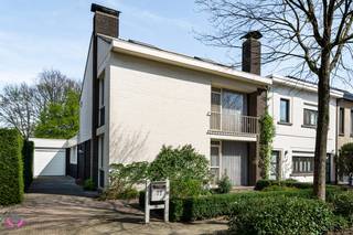 Deze halfopen bebouwing heeft heel wat troeven. Om te beginnen is er de uitstekende ligging, aan de rand van het groene Vriesdonk en op wandelafstand van het centrum van Brasschaat. U woont hier in een fijne, rustige buurt waar buren elkaar nog kennen.<br />Op een mooi perceel van 875 m² met een bouwbreedte van 11 meter geniet u van ruimte en rust. De heerlijke tuin is gericht op het oosten, plaats in overvloed. <br />Binnen voelt u meteen dat dit een oerdegelijke woning is. De constructie is stevig, de indeling is doordacht en de aangename lichtinval op zowel het gelijkvloers als de verdieping zorgt voor een bijzonder fijne sfeer. De woning is instapklaar, maar biedt tegelijk ook nog heel wat mogelijkheden om ze verder naar eigen smaak aan te passen.<br />Op het gelijkvloers ervaart u een leuke, natuurlijke doorloop van de leefruimte naar de annexruimte, ideaal als bibliotheek, bureau of speelhoek, en verder naar de keuken. Vanuit zowel de keuken als de leefruimte heeft u toegang tot het windvrije terras,een zalige plek om in alle privacy te ontspannen. Via de zijdeur of de garage met sectionale poort komt u bovendien rechtstreeks aan de keuken uit, bijzonder handig met boodschappen.<br />Op de verdieping vindt u naast 3 slaapkamers en een badkamer ook een vlizotrap naar de indrukwekkend ruime zolder. Hier kan u echt beginnen dromen: de mogelijkheden zijn talrijk. Er zijn reeds Veluxramen aanwezig en de vloer is al voorzien van een chape.<br />Ook op energetisch vlak zijn er nog kansen om deze woning verder te optimaliseren. Een extra isolatielaag bovenop de bestaande 6 cm dakisolatie kan het EPC verbeteren, net als het vervangen van enkele ramen met enkel glas. De isolatie van het platte dak kon niet worden aangetoond en de cv-ketel is aan vernieuwing toe. Pakt u dit laatste eerst aan, dan komt u meteen op een score waarbij u niet langer renovatieplichtig bent.<br />Verder beschikt deze woning nog over een dubbele garage, een kelder én een kruipkelder.<br />Laat u niet misleiden door het EPC: deze score is absoluut snel en haalbaar te verbeteren.<br />Maak een afspraak om deze fijne, oerdegelijke woning zelf te ontdekken.<br />Bel Katrin op 03 283 44 00 of mail naar katrin@wollaertvastgoed.be.