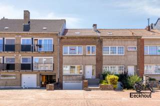 Deze charmante en uitstekend onderhouden rijwoning is gelegen in een rustige straat, vlak bij de "Ballon' en de 'Spuikom'.<br />De woning beschikt over een volledige onderkeldering, toegankelijk via garagepoort, traphal of via de tuin.<br />De indeling is als volgt:<br />Gelijkvloers: inkomhal, apart toilet, lichtrijke woonkamer en een open keuken. De woonkamer geeft uit via schuifraam op een terras met trap naar de zonnige tuin.<br />Eerste verdieping: badkamer met lavabo en douche en drie volwaardige slaapkamers.<br />Daarnaast is er nog een ruime, geïsoleerde zolder aanwezig die tal van mogelijkheden biedt.