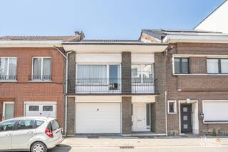 Cette spacieuse maison bel-étage à rénover bénéficie d’une situation particulièrement avantageuse, à deux pas du centre de Hal et de toutes ses commodités.

Au rez-de-chaussée, vous trouverez un vaste hall d’entrée donnant accès au garage, pouvant accueillir une à deux voitures. Ce niveau comprend également un WC avec lavabo et douche, ainsi qu’un espace de rangement ou une pièce polyvalente.

Le premier étage se compose d’un spacieux et lumineux séjour avec balcon, d’un WC séparé, d’une grande salle à manger et d’une cuisine indépendante. La salle à manger et la cuisine donnent toutes deux accès à la terrasse située à l’arrière.

Le deuxième étage comprend trois chambres ainsi qu’une salle de bains équipée d’une baignoire, d’un double lavabo et d’un WC.

La maison est entièrement sous-cavée et le jardin est également accessible via les caves. Grâce à son agencement pratique et à ses nombreux espaces, cette habitation convient parfaitement comme spacieuse maison familiale ou pour l’exercice d’une profession libérale.

Pas d’obligation de rénovation énergétique.