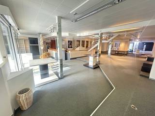 Langemark-Poelkapelle - Ruime handelsruimte + woonst + appartement + magazijn te koop.Gelijkvloers bestaande uit 720m² bebouwd...