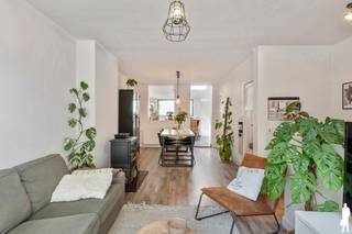 <strong>Huurprijs: 1.100 EUR per maand<br />Kosten plaatsbeschrijving zijn 50/50 te delen door huurder en verhuurder<br />Huurwaarborg = 3 maanden huur<br />Beschikbaar: 01/11/2026<br /></strong>
<p><strong>BEZOEK AANVRAGEN EN KANDIDAAT STELLEN VIA ONZE WEBSITE: www.deboerenpartners.be</strong><br />Indien u een bezoek wenst aan te vragen aan dit eigendom te huur, dan kan dit enkel via het aanvraagformulier op onze website. U zoekt het betreffende eigendom onder ons 'aanbod te huur', en klikt daarna bovenaan op 'bezoek inplannen'.<br />Daarna doorloopt u alle stappen en vult u de gevraagde gegevens in. Wij behandelen uw aanvraag binnen de 2 werkdagen en contacteren u daarna. Omwille van het grote aantal aanvragen, worden verzoeken via Immoweb, Immoscoop of Spotto niet behandeld.<br /><br />Beschrijving van de woning:<br />Bij het betreden van de woning komt u terecht in de lichtrijke leefruimte, die naadloos overgaat in de eetplaats en de open keuken. Dankzij de grote raampartijen geniet het gelijkvloers van een overvloed aan natuurlijk daglicht, wat zorgt voor een aangename en warme woonomgeving. De moderne keuken is volledig uitgerust met alle nodige toestellen en beschikt over een stijlvol kookeiland met ontbijtruimte, ideaal voor een gezellige start van de dag of een aperitief met vrienden.<br /><br /><span></span>Verder bevinden zich op het gelijkvloers een apart gastentoilet en een praktische kelder, die extra bergruimte biedt. Aansluitend aan de leefruimte vindt u een gezellige, onderhoudsvriendelijke stadstuin waar u in alle rust kunt genieten van het buitenleven. Dankzij de privacy is dit de ideale plek om te ontspannen of gezellig te tafelen.<br /><br />Op de eerste verdieping bevindt zich een ruime slaapkamer en een stijlvolle badkamer, uitgerust met een ligbad, een afzonderlijke douche en een wastafel.<br />De tweede verdieping is momenteel ingericht als zolder, maar biedt tal van mogelijkheden. Deze ruimte kan perfect worden ingericht als hobbykamer, bureau, logeerkamer of extra bergruimte, afhankelijk van uw woonwensen.<br /><br />Deze instapklare woning is ideaal voor wie op zoek is naar een gezellige stadswoning met veel licht, een aangename buitenruimte en een uitstekende ligging.<br /><br /><span>Bijzonderheden:</span><br />- Instapklare en goed onderhouden woning<br />- Gezellige, onderhoudsvriendelijke stadstuin met veel privacy<br />- Centrale ligging nabij scholen, winkels, openbaar vervoer en sportfaciliteiten<br />- Vlotte verbinding naar het stadscentrum en belangrijke invalswegen</p>