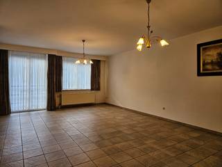 BEZOEK AANVRAGEN ENKEL MOGELIJK VIA VOLGENDE LINK: <br />https://verlinden.mijnhuurprofiel.be/property/ec208a6a-894c-48c9-a96c-1057d577ea2d<br /><br />Dit appartement met 2 slaapkamers is gelegen in het centrum van Mol, op wandelafstand van winkels, scholen, openbaar vervoer...<br /><br />Via de inkomhal komen we in de leefruimte, deze is opgedeeld in een zithoek en een eethoek. De open keuken is voorzien van een koelkast, kookplaat, afzuigkap en voldoende opbergruimte. Daarnaast is er ook een berging aanwezig.<br /><br />De nachthal geeft toegang tot de 2 slaapkamers en de badkamer, voorzien van inloopdouche en wastafel met meubel. Ook is er een apart toilet en een technische ruimte met aansluitingen voor wasmachine en droogkast voorzien.<br /><br />Inbegrepen is ook een kelderberging.<br /><br />Huurprijs: €840/maand | Gemeenschappelijke kosten: €10/maand | beschikbaarheid: 01/11/2026 | EPC: 102 kWh/m² (label B)