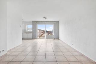 Dit appartement bevindt zich op de tweede verdieping van een kleinschalig gebouw in een rustige woonwijk, vlakbij het centrum van Stabroek.<br /><br />We betreden het appartement in de inkomhal die is voorzien van een gastentoilet met handenwasser.<br /><br />De lichtrijke leefruimte op tegelvloer heeft een goed verzicht (weinig inkijk).<br />De aansluitende open keuken, die is ingericht met een gasvuur, dampkap, oven, spoelbak en een koelkast.<br />Naast de keuken vinden we een praktische berging met aansluitingen voor wasmachine en droogkast. Hier bevindt zich tevens de verwarmingsketel op aardgas.<br /><br />Het appartement is voorzien van twee ruime slaapkamers, die beiden uitgeven op een ruim balkon.<br /><br />Ten slotte vinden we een badkamer die is voorzien van een bad-/douchecombinatie en een dubbele lavabo.<br /><br />Algemeen:<br /><br />- Direct beschikbaar.<br />- EPC B: 173 kWh/m²/jaar - UC: 2629487<br />- Er is de mogelijkheid een garage optioneel mee aan te kopen aan €25.000. Momenteel is deze verhuurd.<br />- Asbestveilig.<br />- Geen lift aanwezig.<br />- Elektriciteitskeuring niet conform.<br />- P-score: B - G-score: A.<br /><br />Dit appartement is centraal gelegen: winkels, scholen en openbaar vervoer zijn allemaal op wandelafstand!<br />De oprit van de autosnelweg is eenvoudig te bereiken met een goede verbinding naar Antwerpen, Nederland en de Haven.