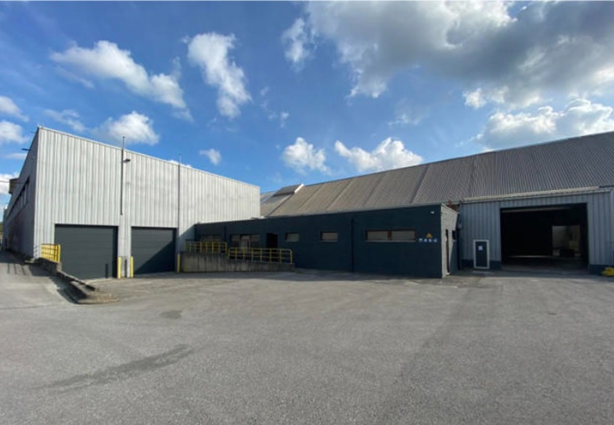 Commercial for rent in Roux - photo 2