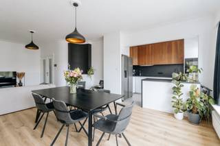 <p>Op de grens van Edegem en Mortsel bevindt zich dit instapklare appartement, op de tweede verdieping van een kleine residentie. Het appartement biedt het beste van twee werelden: centraal wonen met alles dichtbij, en toch een aangenaam gevoel van rust. Met het Fort van Edegem & Hof ter Linden in je achtertuin, tal van winkels in Edegem of Mortsel centrum, openbaar vervoer in de straat en een vlotte verbinding richting invalswegen of de stad, is dit een fijne locatie om te wonen.</p><p><br /></p><p>Je komt het appartement binnen via een inkomhal met apart toilet en vestiairekast. Aansluitend bevindt zich een aangename en lichtrijke leefruimte met open keuken, voorzien van een kookeiland. Achteraan ligt de master bedroom met toegang tot een terrasje, van waar je zicht hebt op tuinen en groen. Verder is er nog een tweede kamer, die perfect kan dienen als dressing, bureauruimte of extra kamer.</p><p><br /></p><p>Een ideale opportuniteit voor wie comfortabel en zorgeloos wil wonen op een centrale ligging in Edegem.</p><p><br /></p><p><strong>Troeven: </strong>elektriciteit is conform - beperkte gemeenschappelijke kosten - inclusief 2 kelderbergingen - instapklaar - mogelijkheid tot huren van een achterliggende garagebox.</p><p><br /></p>
