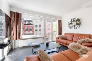 Dit prachtige appartement met twee slaapkamers geniet van een bijzonder gunstige ligging aan de Graaf Jansdijk 5, op minder dan 100 meter van de zeedijk en het strand. Het stadscentrum van Blankenberge, de winkels en het openbaar vervoer bevinden zich eveneens op wandelafstand. Dankzij de zuidgerichte ligging geniet het appartement de hele dag van aangenaam natuurlijk licht, wat zorgt voor een bijzonder lichtrijke en ruime sfeer.<br /><br />Bij het betreden van het appartement komen we in de inkomhal, die voorzien is van een praktische vestiairekast. Daarnaast vindt u er een afzonderlijk toilet en een functionele berging.<br /><br />Vanuit de inkomhal komen we in de ruime en lichtrijke leefruimte. Deze omvat een aangename zithoek die harmonieus aansluit op de gezellige eetplaats. De aangrenzende keuken vervolledigt het geheel en vormt zo een aangename en praktische leefruimte. De leefruimte en de overige woonvertrekken zijn afgewerkt met een verzorgde tegelvloer.<br /><br />Het appartement beschikt over twee ruime slaapkamers, elk voorzien van een mooie parketvloer. De badkamer is uitgerust met een wastafelmeubel, een douchecabine en talrijke opbergmogelijkheden.<br /><br />Op niveau -1 vindt u een gemeenschappelijke fietsenberging, die toegankelijk is via de garagepoort. Het appartement beschikt bovendien over een private berging, die extra en bijzonder praktische opbergruimte biedt.<br /><br />Ook technisch biedt dit appartement verschillende troeven. Zo beschikt het over een gunstig EPC met label B, is de elektrische installatie conform en bevat het gebouw geen asbest.<br /><br />Dit appartement vormt dan ook de ideale pied-à-terre voor wie op zoek is naar een ruime, kwalitatieve en perfect onderhouden woning nabij de zee, met alle voorzieningen binnen handbereik.<br /><br />Wenst u dit prachtige appartement te bezoeken? <br /><br />Aarzel dan niet en plan vandaag nog uw bezoek ter plaatse!<br /><br />