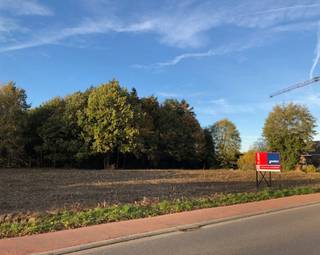 LOKEREN nabij Staakteschool: landelijk gelegen bouwgrond met achterliggend bos - totale grondoppervlakte ca 2326 m2 - straatbreedte van...