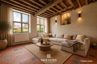 Voor meer info en foto’s, surf naar www.swevers.be – Begijnhof 20 in Sint-Truiden is een volledig gerenoveerde, instapklare woning waar authentieke elementen en hedendaags wooncomfort mooi samenkomen. Hoge plafonds, originele details en het karaktervolle houten gebinte geven de woning een bijzondere uitstraling. Op het gelijkvloers bevinden zich een inkomhal, een zitruimte van 21,5 m² en een ruime keuken van 18,9 m² met plaats voor een grote eettafel. Achteraan sluiten een berging, terras en gemeenschappelijke tuin rechtstreeks aan op de woning. De eerste verdieping telt twee ruime slaapkamers en een centraal gelegen badkamer. Op de tweede verdieping bevinden zich nog twee kamers van 16 m² en 18 m², aangevuld met een speelzolder van 14 m². Deze ruimte kan ook dienstdoen als hobby-, werk- of ontspanningsruimte. Verder beschikt de woning over een kelder van 14,7 m², een wasplaats van 6,6 m² en een fietsenstalling. Het perceel heeft een oppervlakte van 1a 46ca. Dankzij het terras en de gemeenschappelijke tuin geniet je ook in deze centrale omgeving van aangename buitenruimte. De ligging is bijzonder praktisch: winkels en ontspanning liggen op ca. 250 meter, horeca op 200 meter, sportvoorzieningen op 300 meter en een bushalte op slechts 95 meter. Het station bevindt zich op 1,2 km, scholen op 780 meter en kinderopvang op 500 meter. Voor meer informatie, bel 012 699 900. Bron bewoonbare oppervlakte: EPC – verslag.