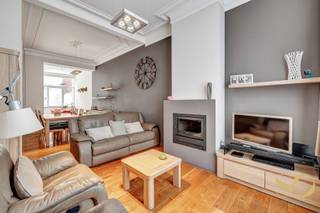 <p>Op een ideale locatie in de Europese wijk, tussen het Ambiorix-plein en het Jubelpark, bieden wij u deze prachtige woning van 216 m² met tuin. <span>De woning is als volgt ingedeeld</span>: <span>op de tussenverdieping: bergingsruimtes en een wasruimte</span>. <span>Op het gelijkvloers</span> een woonkamer met open haard, een eetkamer, een halfopen keuken en toegang tot de tuin op het zuidoosten. <span>Op de 1e verdieping: </span>twee grote slaapkamers (± 22 m² en 13 m²), een badkamer en een apart toilet. <span>Op de 2e verdieping</span>: een slaapkamer (± 12 m²), een bureau (± 7 m²) en een apart toilet. EPC E-. Deze woning zal u bekoren door haar uitstekende locatie, de buitenruimte en de eclectische architectuur! Absoluut een aanrader.</p>