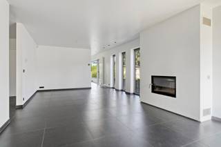 Ben jij op zoek naar een recente woning in zeer goede staat, waar comfort, ruimte en kwaliteit centraal staan? Dan is deze woning uit 2013 zeker het ontdekken waard!<br /><br />Ook op het vlak van comfort heeft deze woning heel wat te bieden. De badkamer beschikt over zowel een bad als een douche en de vloerverwarming op aardgas zorgt voor een aangename en gelijkmatige warmte.<br /><br />De woning werd afgewerkt met hoogwaardige materialen en beschikt over een goede EPC-score, wat zorgt voor een energiezuinige en comfortabele woonomgeving.<br /><br />Een absolute troef is het mooie en vrije zicht op het agrarische gebied. Hier geniet je van rust, ruimte en een groen uitzicht.<br /><br />Indeling: <br />Gelijkvloerse verdieping: <br />- Inkomhal<br />- Lichtrijke leefruimte met open haard<br />- Moderne keuken<br />- Berging / wasplaats<br /><br />Eerste verdieping: <br />- nachthal<br />- 3 slaapkamers<br />- badkamer met bad, douche en dubbele lavabo<br /><br />Zolderverdieping bereikbaar via vaste trap: <br />- Ruime kamer met veel mogelijkheden <br />- Technische ruimte<br /><br />Troeven<br />- Recente woning uit 2013<br />- Mogelijkheid tot 5 slaapkamers<br />- Vloerverwarming op aardgas<br />- Hoogwaardige materialen<br />- Vrij en mooi zicht op agrarisch gebied<br /><br />Ben jij nu op zoek naar woning die afgewerkt werd met hoogwaardige materialen?<br />Plan vandaag nog je bezoek.<br />Schrijf u in via de link ( ) of neem rechtstreeks contact op met Kristof via kristof.de.clercq@albert.immo.