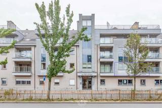 Dit instapklare appartement bevindt zich op de eerste verdieping van een mooie residentie, op <strong>wandelafstand van de Grote Markt</strong>, <strong>supermarkten</strong> en alle voorzieningen van het <strong>centrum van Sint-Niklaas.</strong><br /><br />De woning beschikt over een ruime leefruimte met toegang tot het eerste<strong> terras</strong> <strong>aan de voorzijde</strong>, een functionele keuken met aansluitende berging, en twee slaapkamers.<br />Aan de <strong>achterzijde</strong> bevindt zich een tweede<strong> riant terras</strong> waar het aangenaam vertoeven is.<br /><br />Verder beschikt het appartement over een  <strong>ruime kelderberging</strong> en een<strong> brede overdekte autostaanplaats</strong> met inrit via de Joseph Lonckestraat. De autostaanplaats dient mee aangekocht te worden voor €20.000<br /><br />Een verzorgde en praktische woonst op een centrale locatie, ideaal voor wie comfortabel wil wonen dicht bij het stadscentrum.<br /><br />U kan een bezoek aanvragen via 03 502 98 74 of via emily@claves.be <br /><br /> 